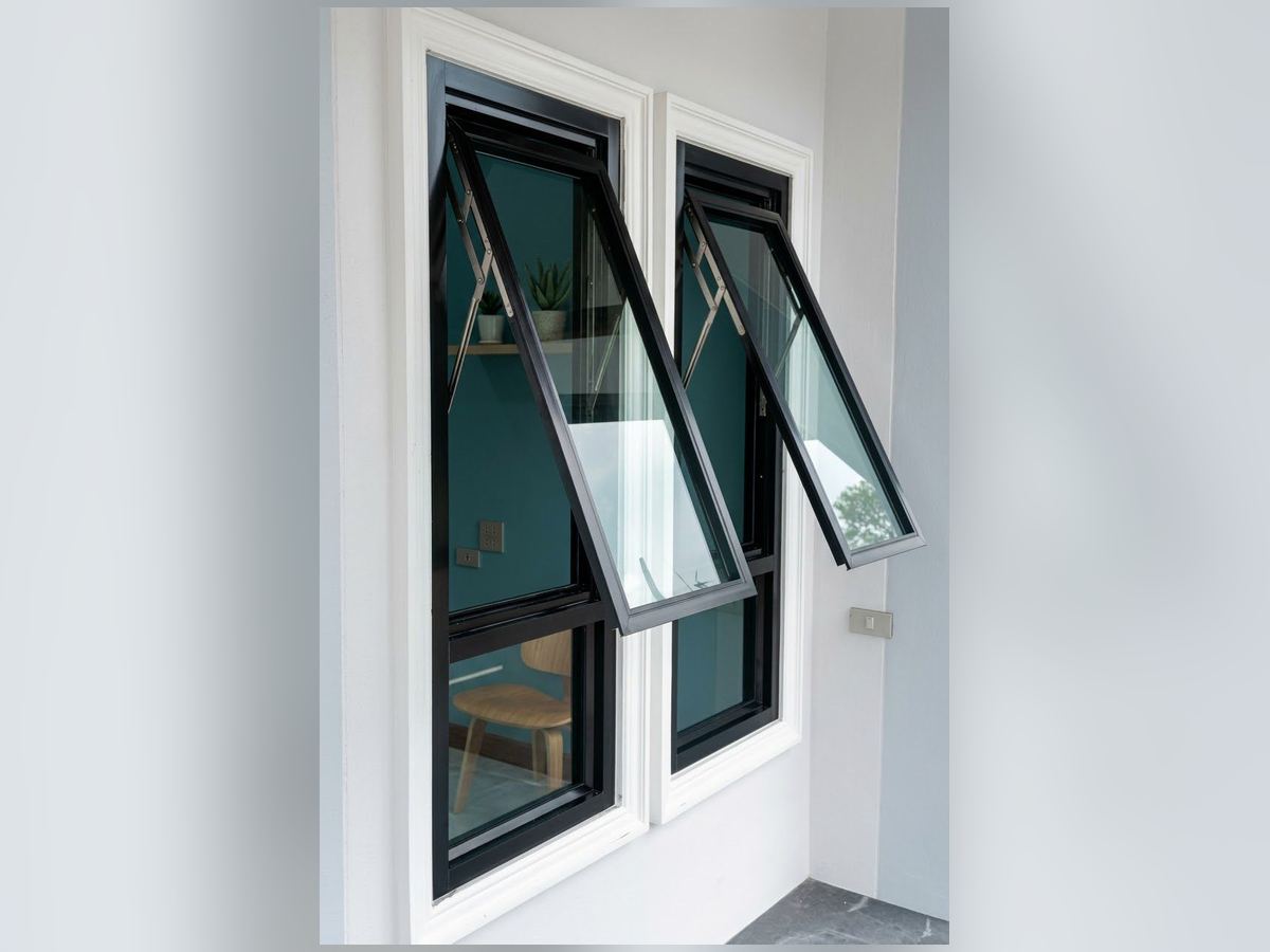 Dos ventanas proyectantes de PVC negras abiertas hacia afuera